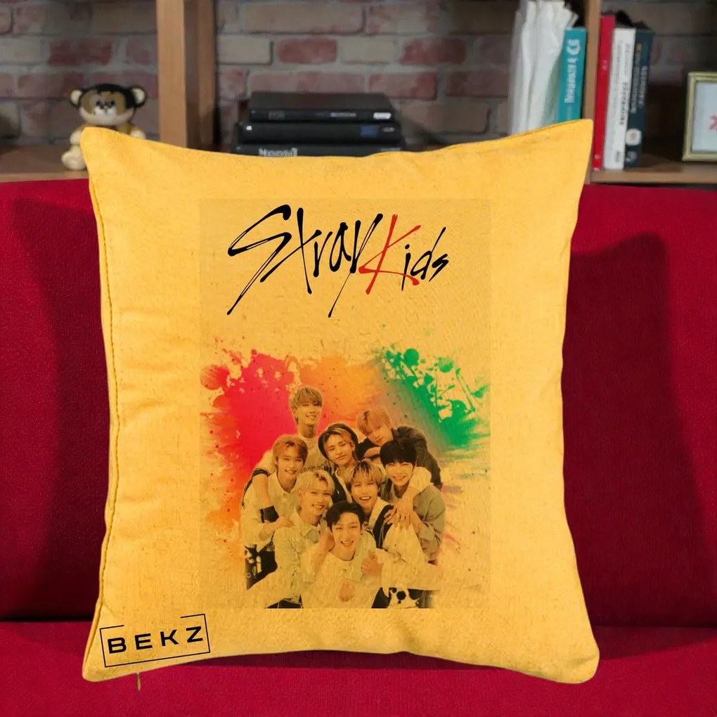 Perna Personalizata K-pop Stray Kids cu Splash Multicolor, 40x40 cm, Galben, Husa Detasabila, Perna Inclusa, BEKZ®
