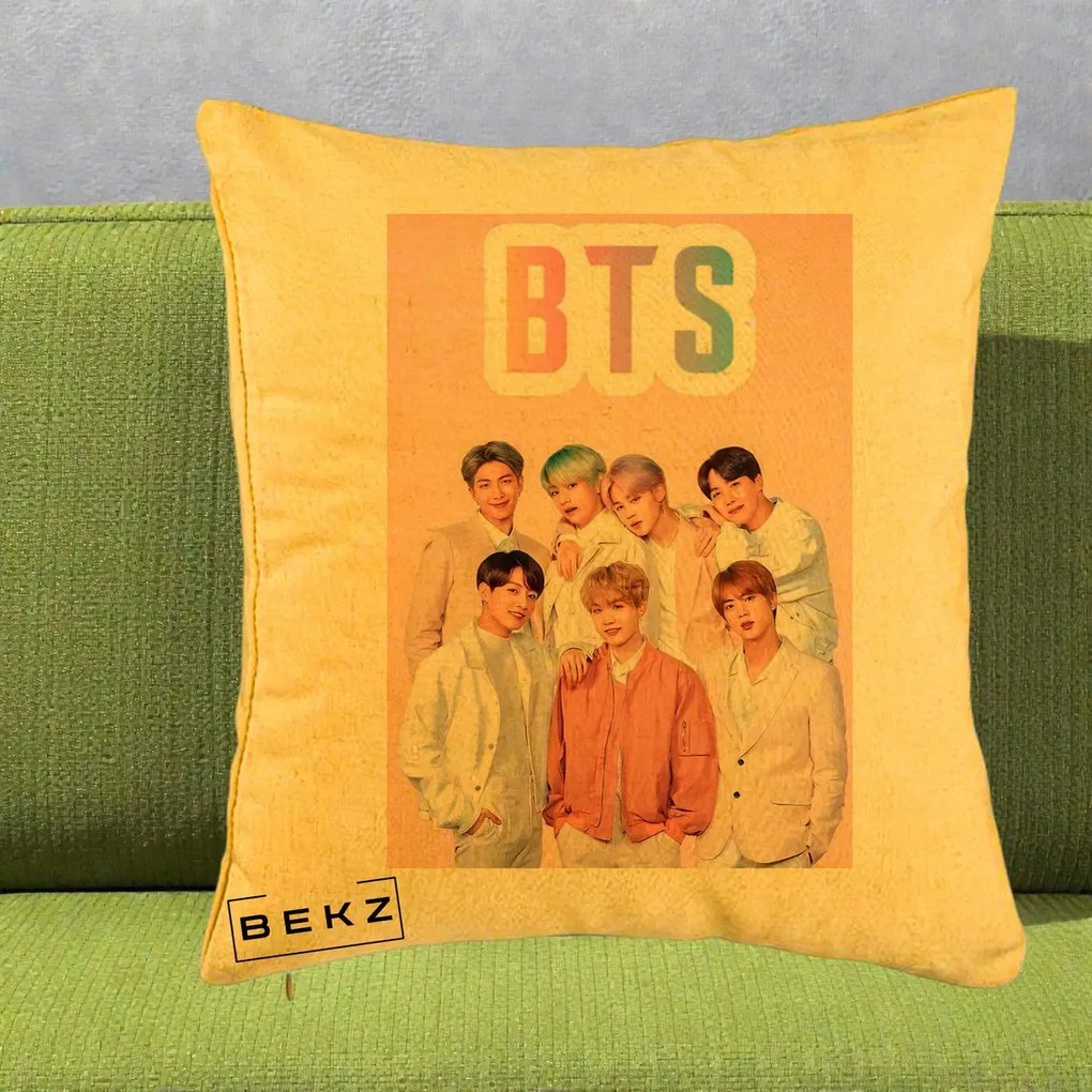Perna Personalizata K-pop BTS Foto Grup cu BTS si Fond Roz Pastel, 40x40 cm, Galben, Husa Detasabila, Perna Inclusa, BEKZ®