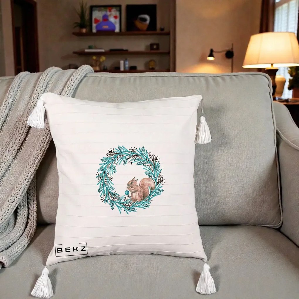 Perna decorativa de Craciun: Coroana Turcoaz cu Veverita, 45x45 cm cu Umplutura, Bej cu Franjuri, BEKZ