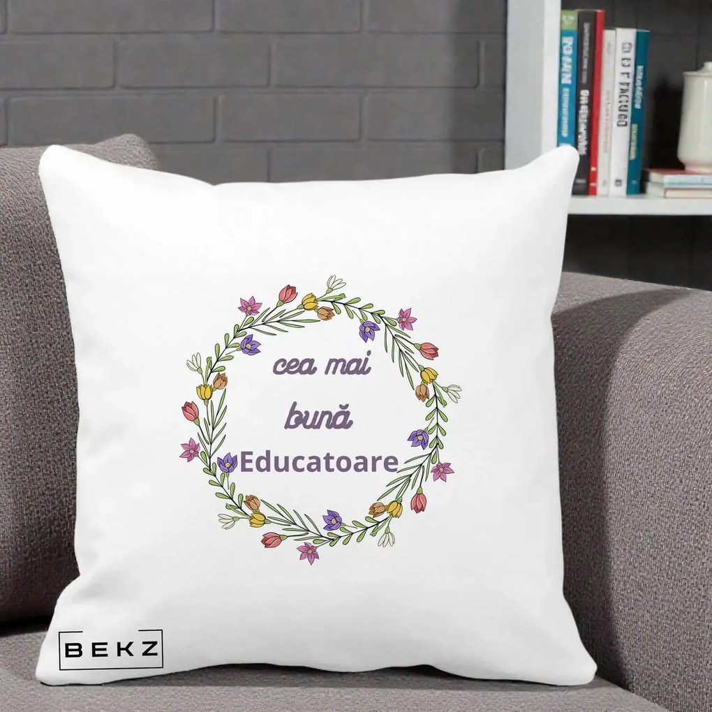 Cadou pentru Educatoare - Perna Personalizata Cea mai Buna Educatoare cu Coronita Florala Colorata, 40x40 cm, Alba Mata, Husa Detasabila, Perna Inclusa, BEKZ®