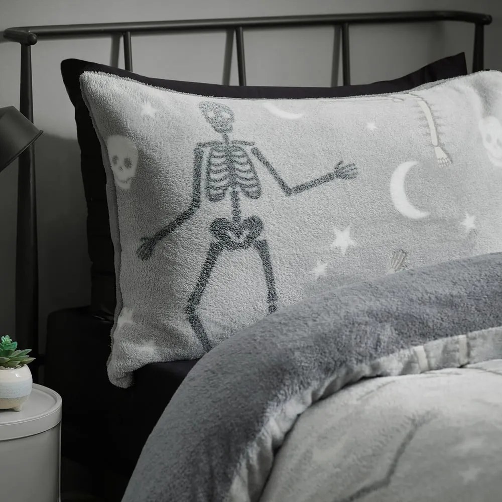 Lenjerie de pat fosforescentă pentru copii gri din micropluș/cocolino pentru pat de o persoană 135x200 cm Halloween Skeleton – Catherine Lansfield