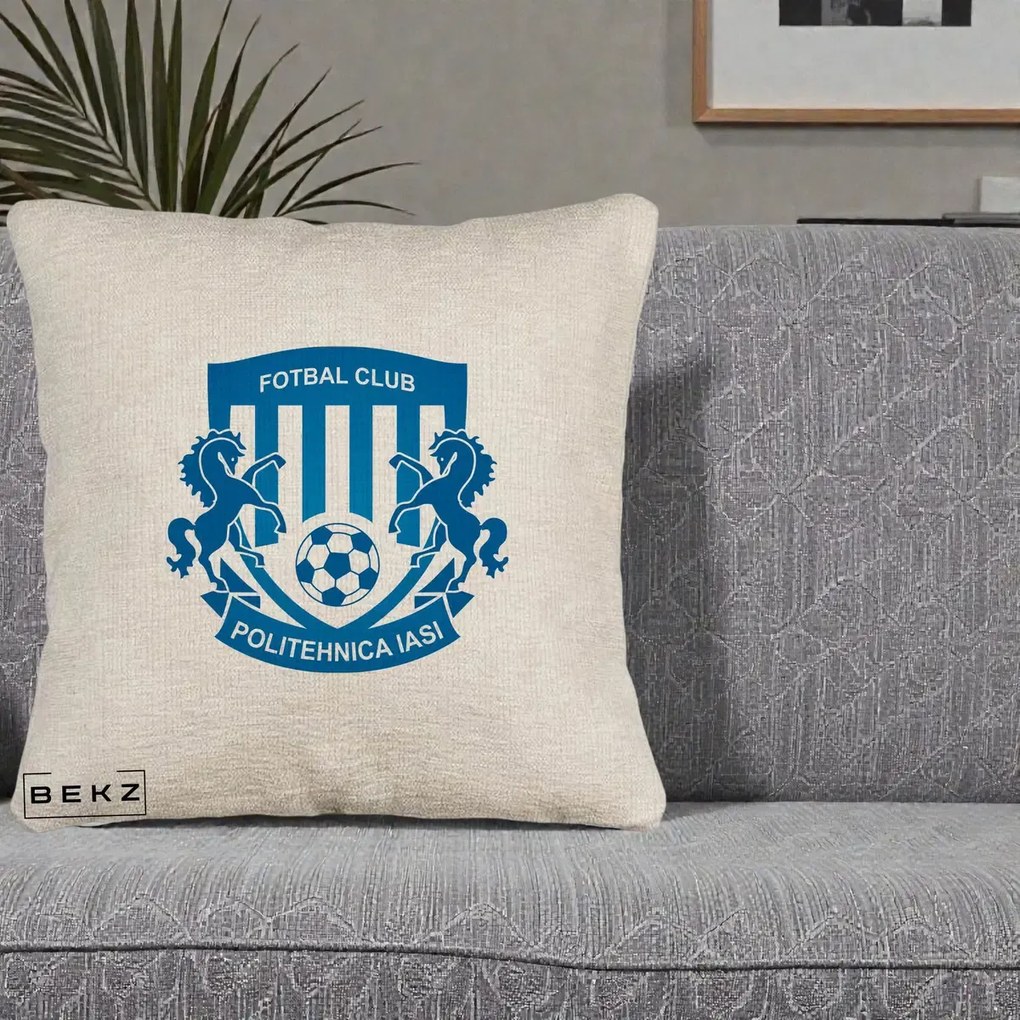 Perna Personalizata FC Politehnica Iasi Fotbal, 40x40 cm, Bej Canapea, Husa Detasabila, Perna Inclusa, BEKZ®