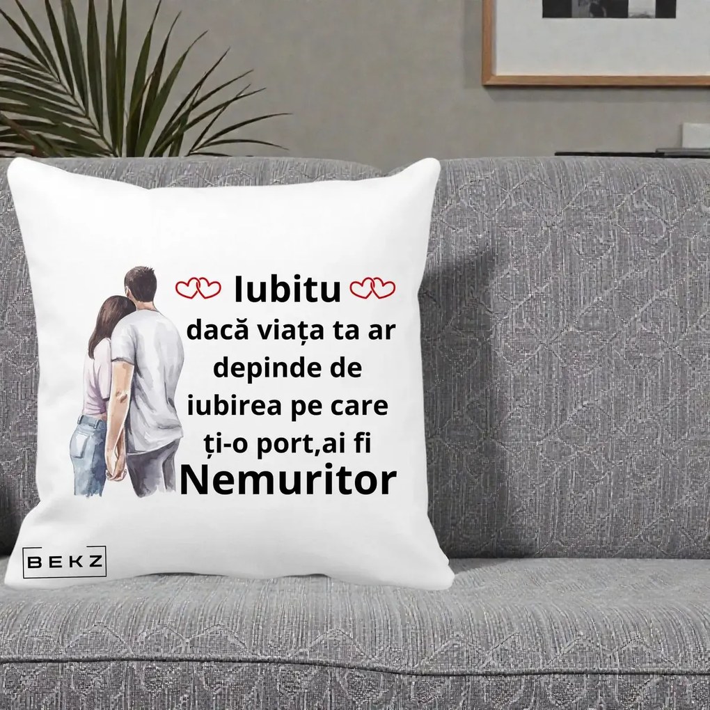 Cadou pentru Iubita - Perna Personalizata Iubitu Nemuritor cu Cuplu Acuarela si Inimi Rosii, 40x40 cm, Alba Mata, Husa Detasabila, Perna Inclusa, BEKZ®