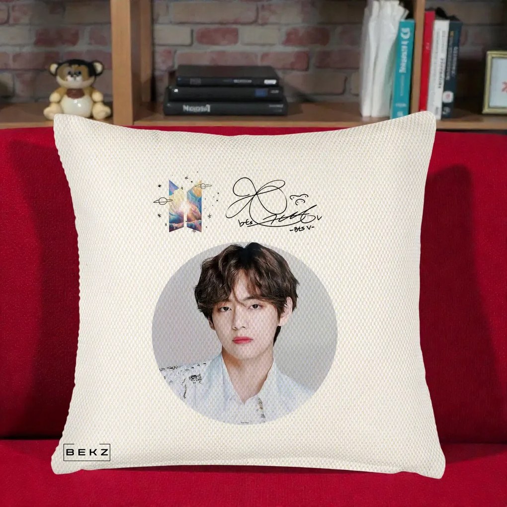 Perna Personalizata K-pop BTS V Taehyung Portret Cerc Autograf, 40x40 cm, Crem Reliefat, Husa Detasabila, Perna Inclusa, BEKZ®