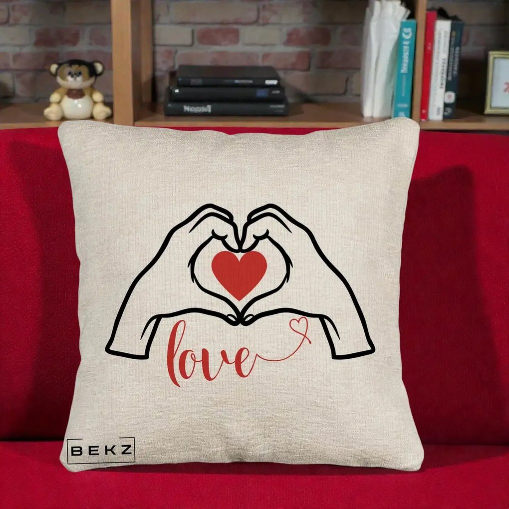 Perna Decorativa Love Maini Inima cu Inscriptie Love Rosu, 40x40 cm, Bej Canapea, Husa Detasabila, Perna Inclusa, BEKZ®