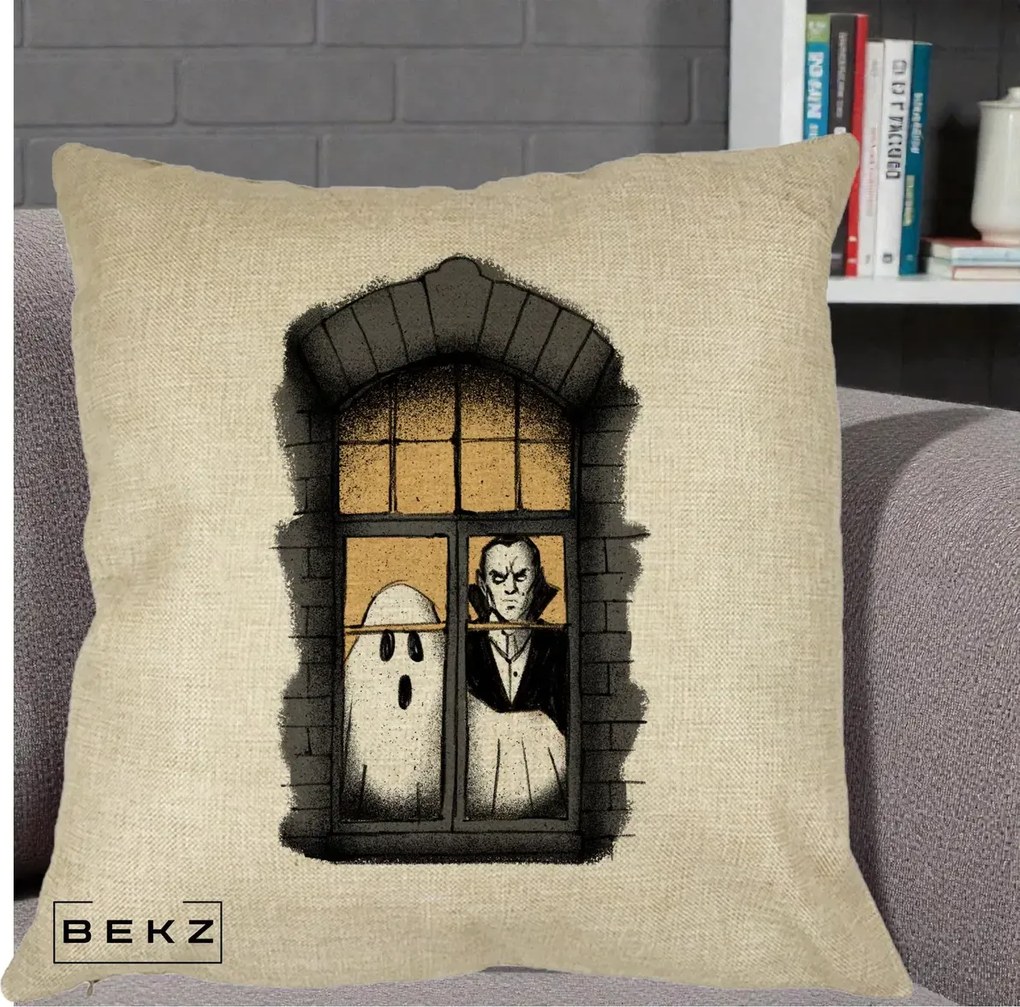 Perna Decorativa Halloween Fantoma si Dracula la Fereastra, 40x40 cm, Crem, Husa Detasabila, Perna Inclusa, BEKZ®