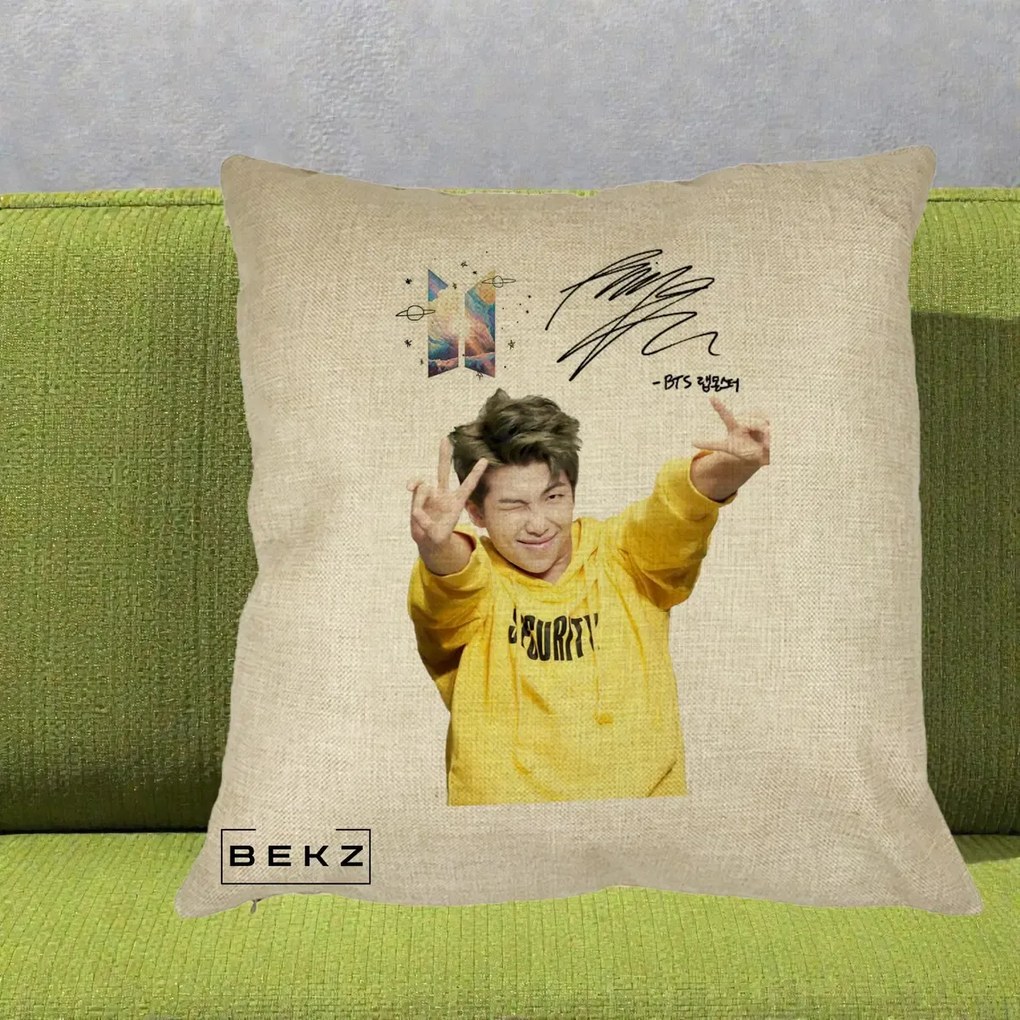 Perna Personalizata K-pop BTS RM Namjoon Hanorac Galben Autograf, 40x40 cm, Crem, Husa Detasabila, Perna Inclusa, BEKZ®