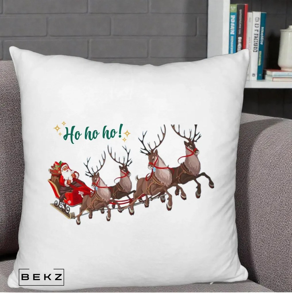Perna Decorativa Ho Ho Ho Mos Craciun cu Sanie si Reni, 40x40 cm, Alb Pufos, Husa Detasabila, Perna Inclusa, BEKZ®