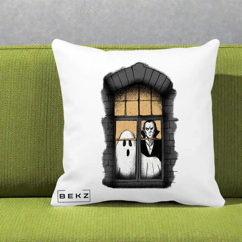 Perna Decorativa Halloween Fantoma si Dracula la Fereastra, 40x40 cm, Alba Mata, Husa Detasabila, Perna Inclusa, BEKZ®