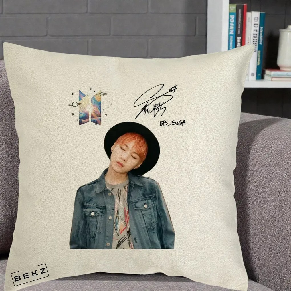 Perna Personalizata K-pop BTS Suga par Portocaliu Palarie Autograf, 40x40 cm, Ecru, Husa Detasabila, Perna Inclusa, BEKZ®