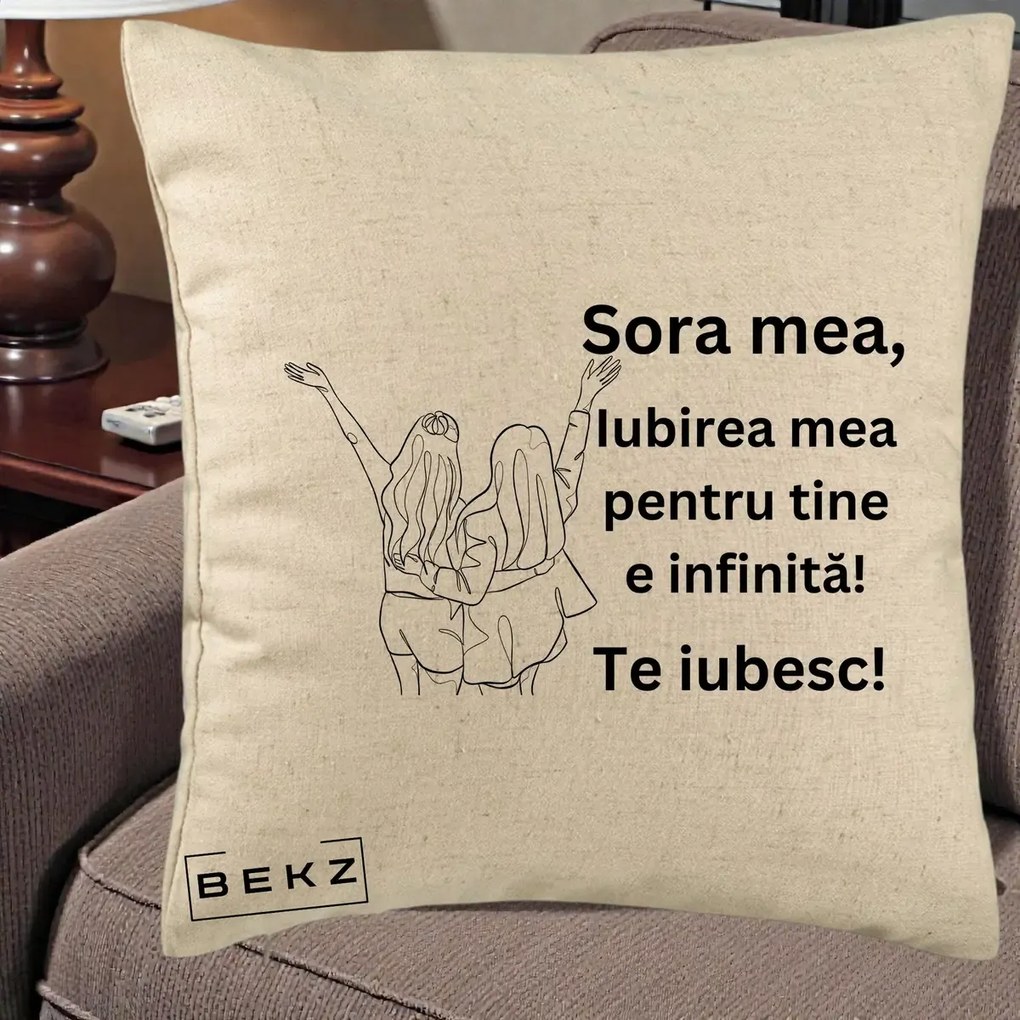 Cadou pentru Sora - Perna Personalizata Sora Mea Te Iubesc Line Art Doua Fete cu Brate Ridicate, 40x40 cm, Bej, Husa Detasabila, Perna Inclusa, BEKZ®