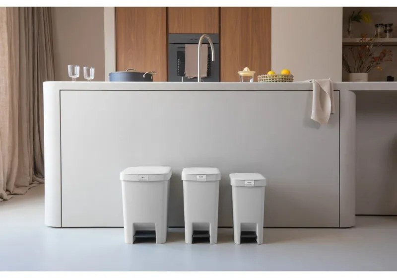 Coș cu pedală Brabantia StepUp 1008483, 25 L, Materiale ecologice, Deschidere mare, Gri deschis