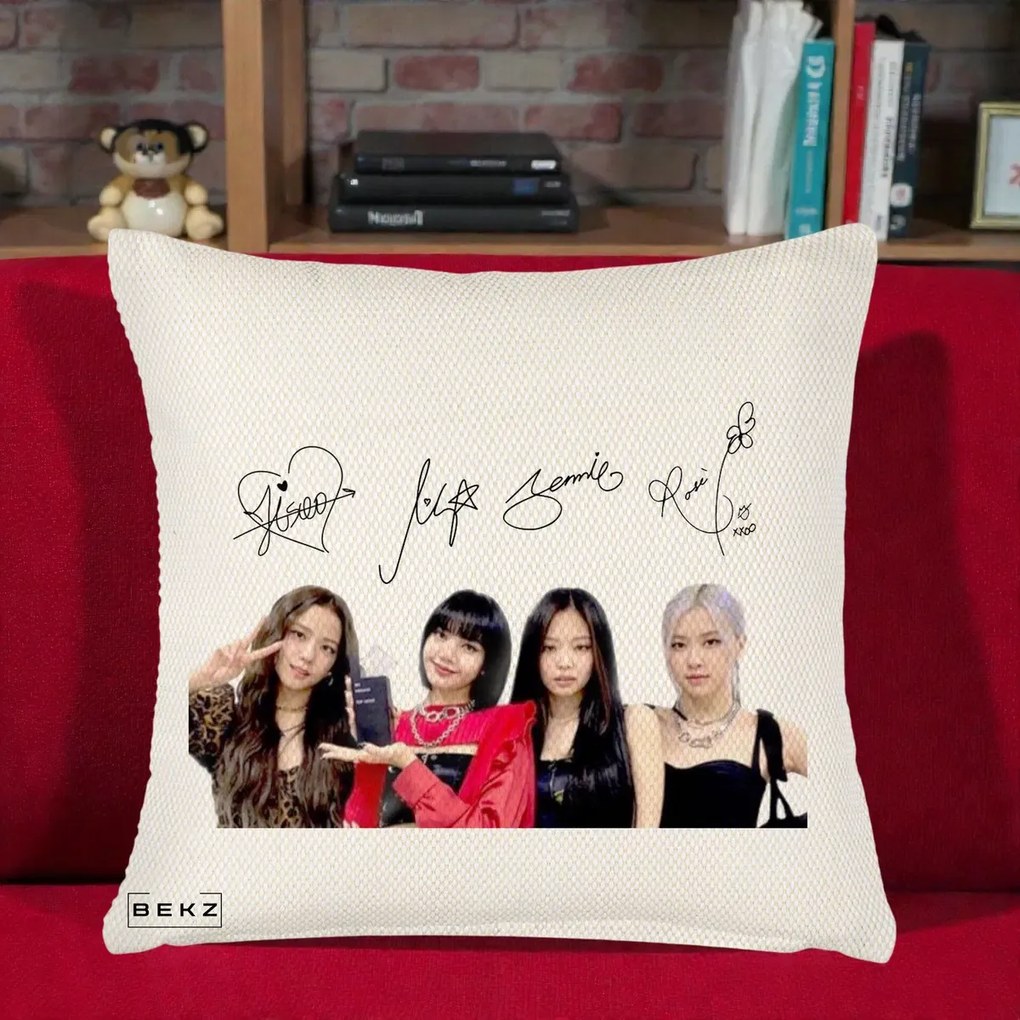 Perna Personalizata K-pop BLACKPINK Semnaturi, 40x40 cm, Crem Reliefat, Husa Detasabila, Perna Inclusa, BEKZ®