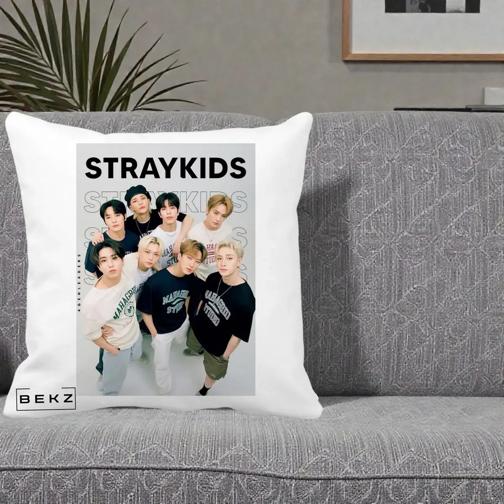 Perna Personalizata K-pop Stray Kids STRAYKIDS Alb-Negru cu Foto Grup, 40x40 cm, Alba Mata, Husa Detasabila, Perna Inclusa, BEKZ®