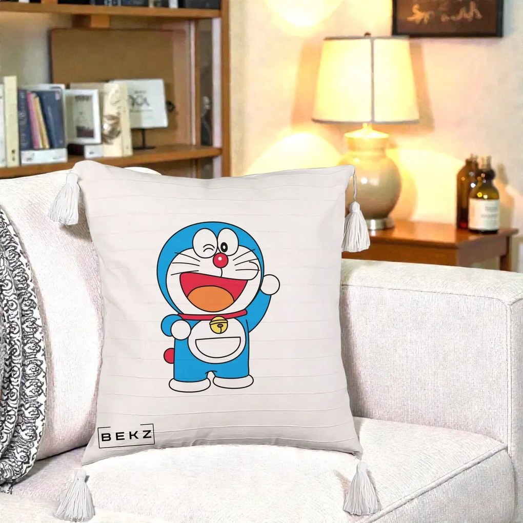 Perna Personalizata Doraemon Salutand, 40x40 cm, Bej cu Franjuri, Husa Detasabila, Perna Inclusa, BEKZ®