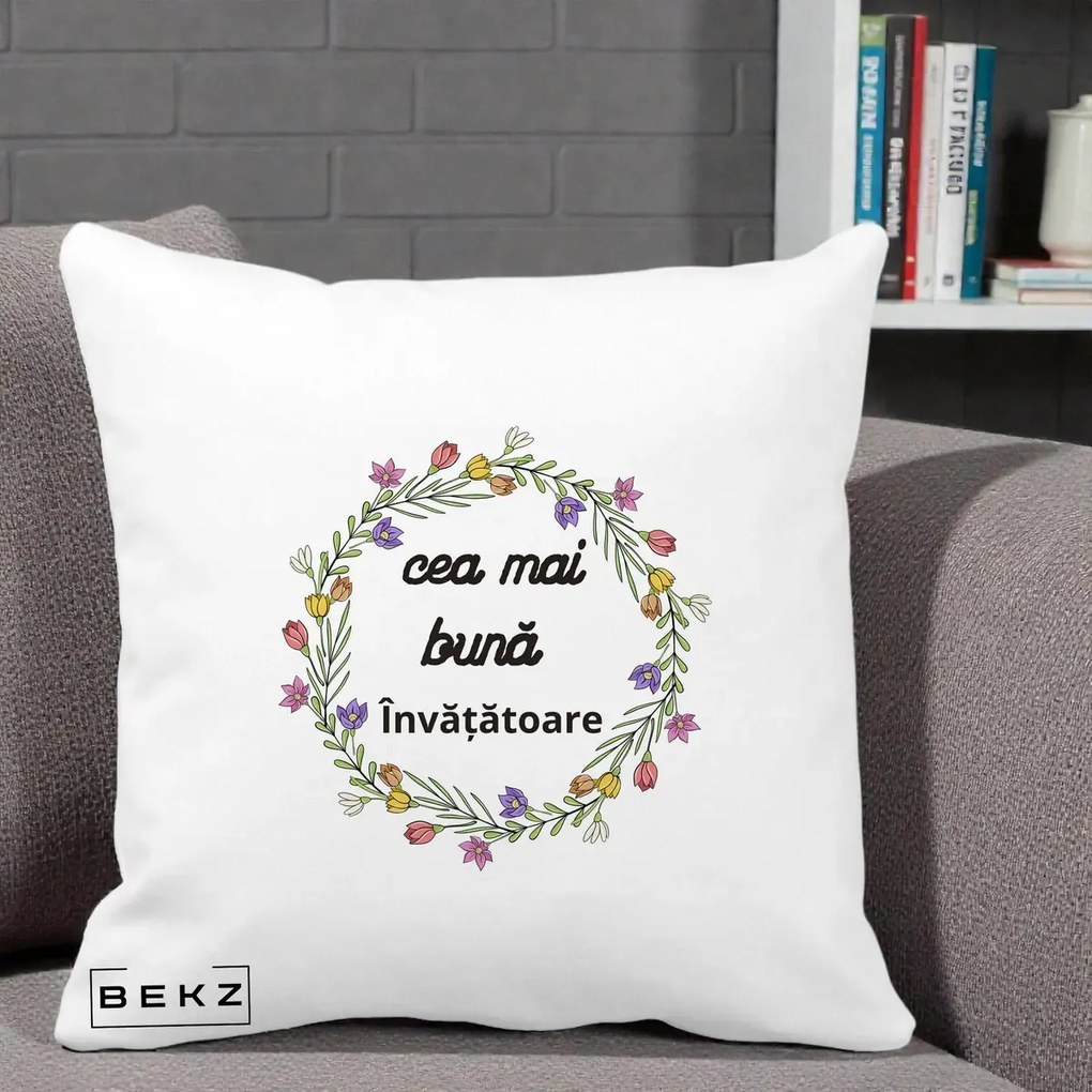 Cadou pentru Invatatoare - Perna Personalizata Cea mai Buna Invatatore cu Coronita Florala Colorata, 40x40 cm, Alba Mata, Husa Detasabila, Perna Inclusa, BEKZ®