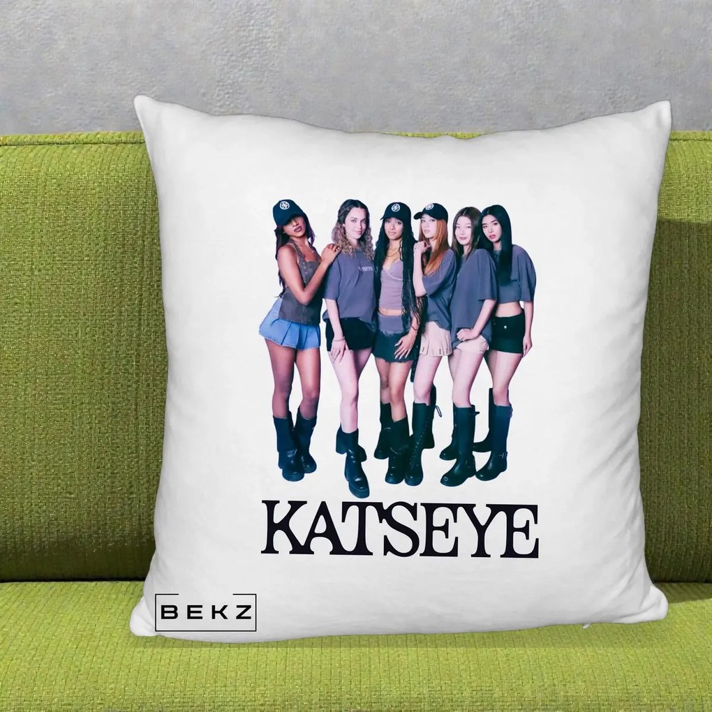 Perna Personalizata K-pop KATSEYE Grup Foto Tinute Gri, 40x40 cm, Alb Pufos, Husa Detasabila, Perna Inclusa, BEKZ®