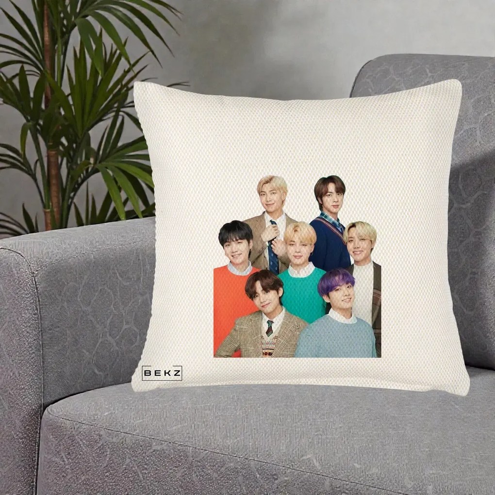 Perna Personalizata K-pop BTS Fotografie Grup Tinute Elegante, 40x40 cm, Crem Reliefat, Husa Detasabila, Perna Inclusa, BEKZ®