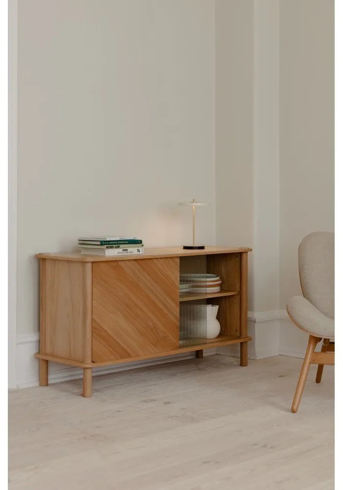 Vitrină în culoare naturală din lemn de stejar cu ușă glisantă 135x73,5x48 cm Italic – UMAGE