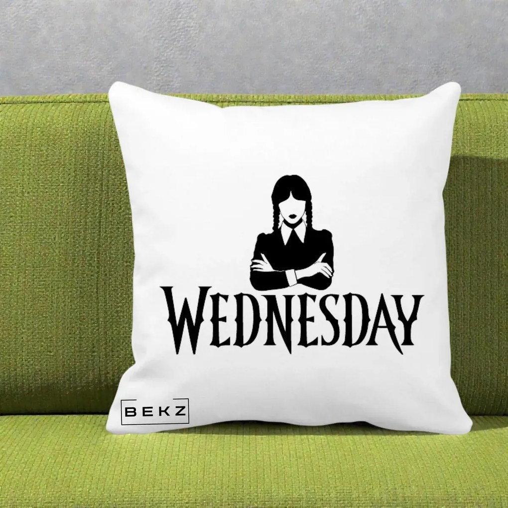 Perna Personalizata Wednesday Addams cu Brate Incrucisate, 40x40 cm, Alba Mata, Husa Detasabila, Perna Inclusa, BEKZ®