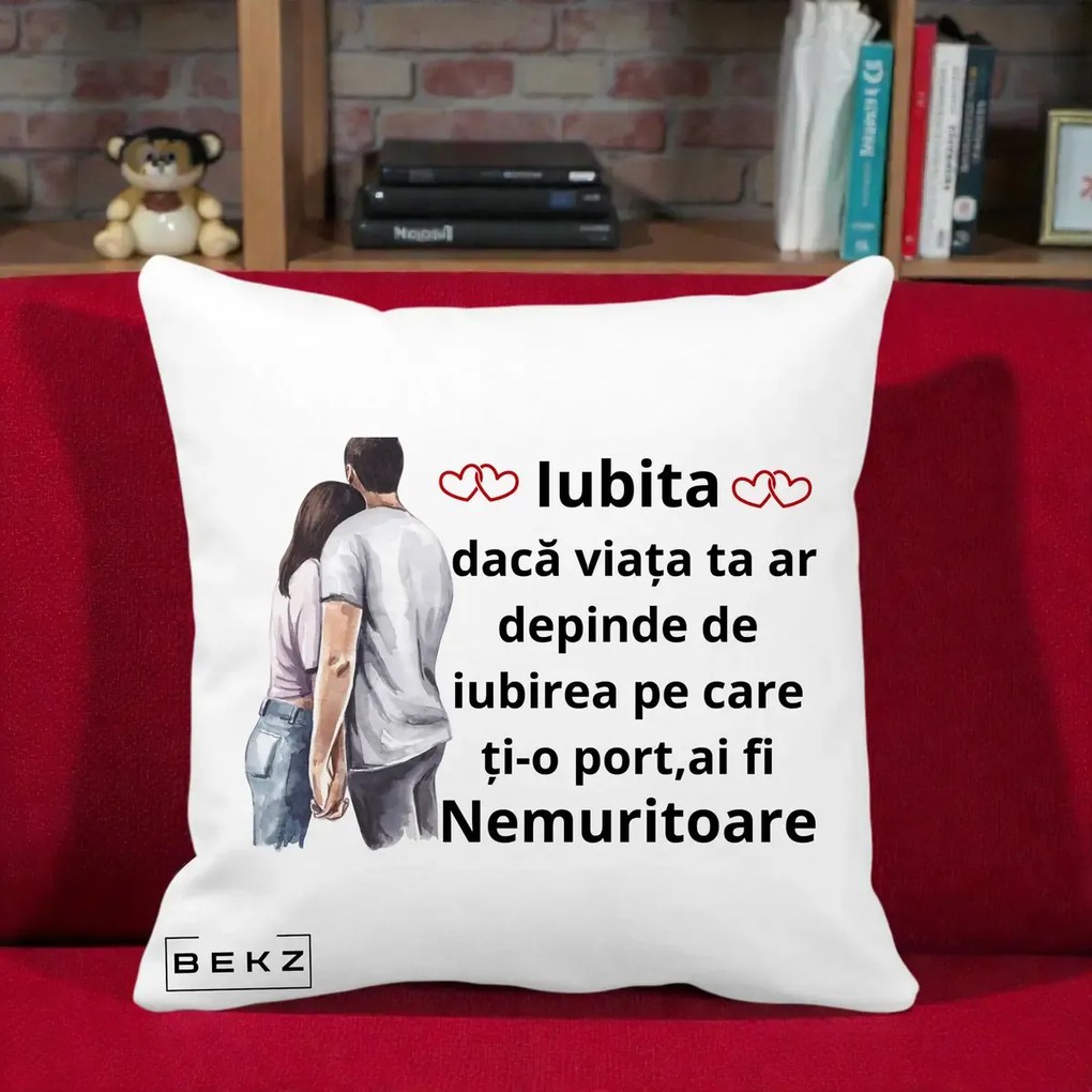Cadou pentru Iubita - Perna Personalizata Iubita Nemuritoare cu Cuplu Acuarela Roz si Inimi, 40x40 cm, Alba Mata, Husa Detasabila, Perna Inclusa, BEKZ®