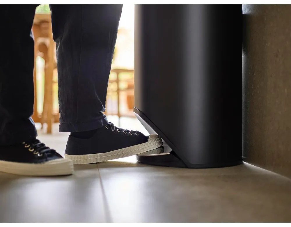 Coș de gunoi negru mat cu pedală din metal 30 l Arc – Joseph Joseph