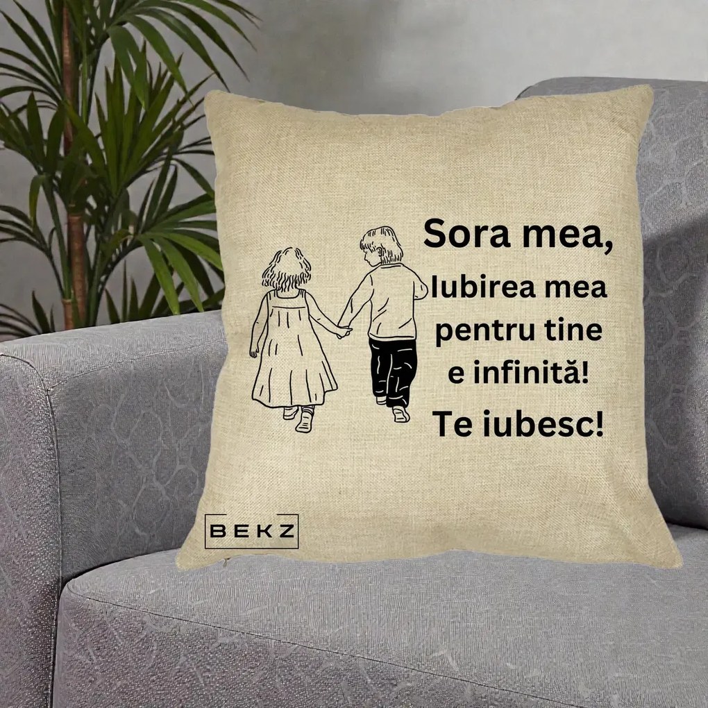 Cadou pentru Sora - Perna Personalizata Sora Mea Te Iubesc Copii Tinand Maini din Spate, 40x40 cm, Crem, Husa Detasabila, Perna Inclusa, BEKZ®