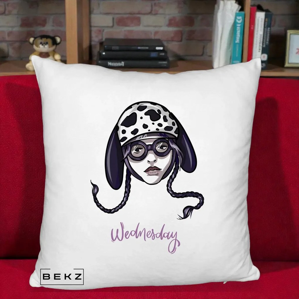 Perna Personalizata Wednesday Addams cu Caine Dalmatian, 40x40 cm, Alb Pufos, Husa Detasabila, Perna Inclusa, BEKZ®