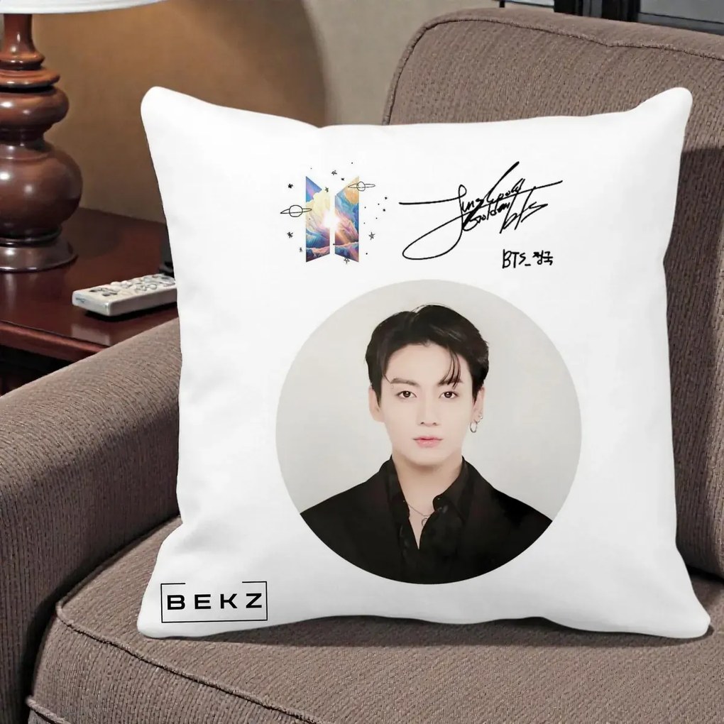 Perna Personalizata K-pop BTS Jungkook Portret cu Autograf, 40x40 cm, Alba Mata, Husa Detasabila, Perna Inclusa, BEKZ®