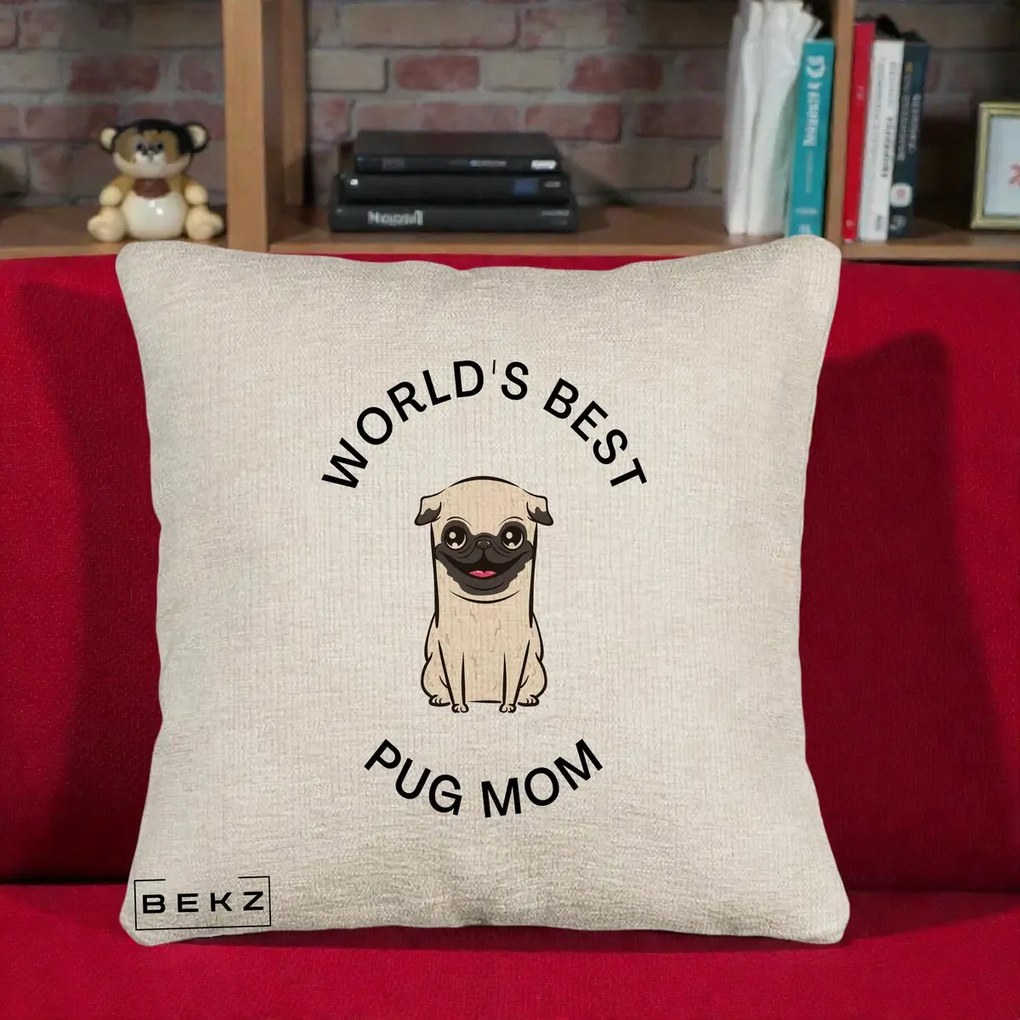 Cadou pentru Iubitorii de Caini - Perna Personalizata World's Best Pug Mom, 40x40 cm, Bej Canapea, Husa Detasabila, Perna Inclusa, BEKZ®