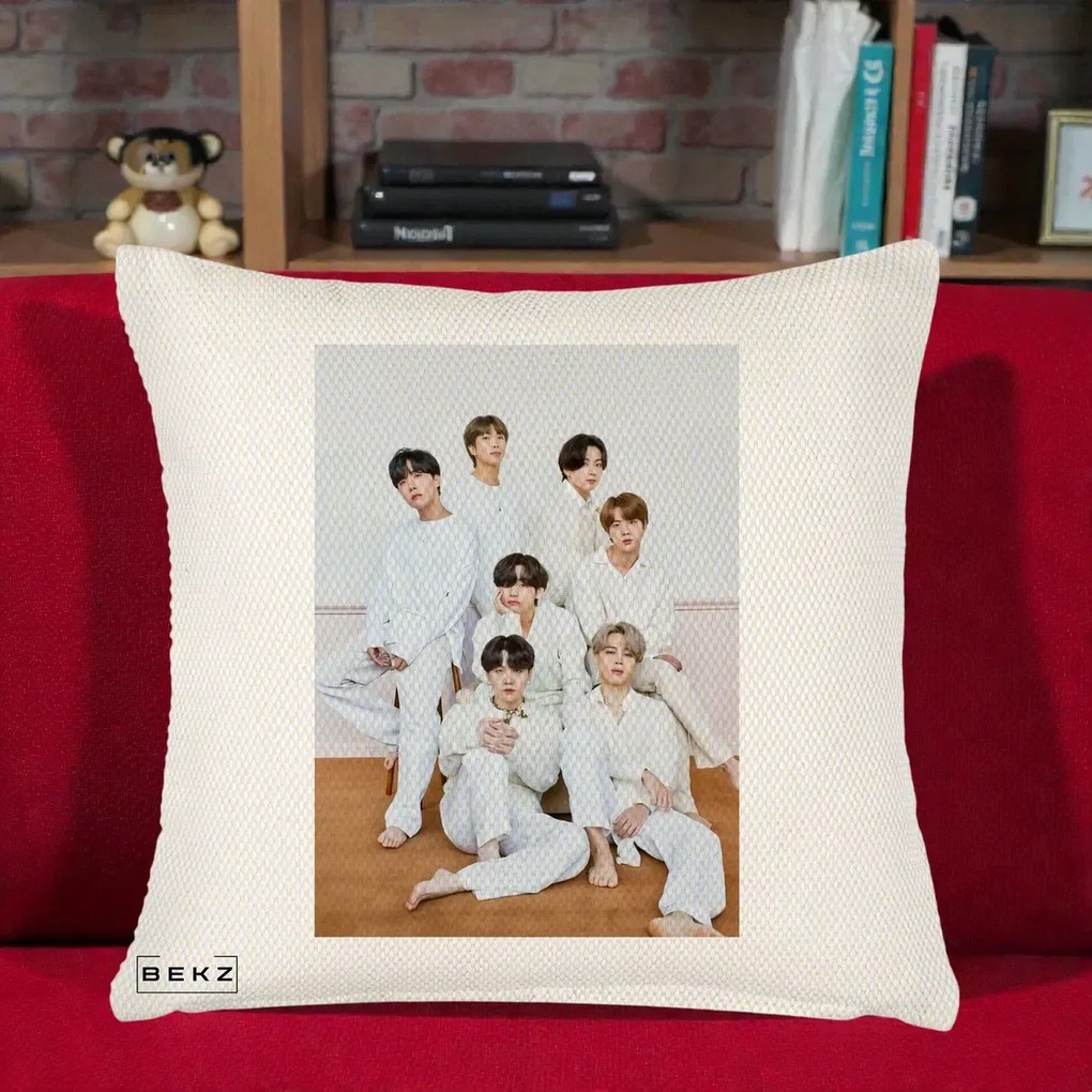 Perna Personalizata K-pop BTS Foto Grup All-White Elegant, 40x40 cm, Crem Reliefat, Husa Detasabila, Perna Inclusa, BEKZ®
