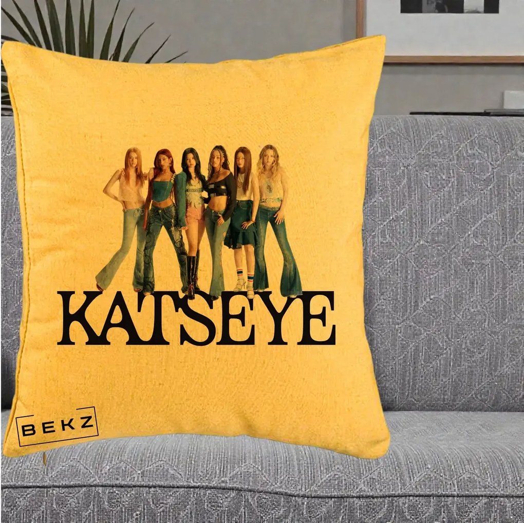 Perna Personalizata K-pop KATSEYE Foto Grup Blugi, 40x40 cm, Galben, Husa Detasabila, Perna Inclusa, BEKZ®