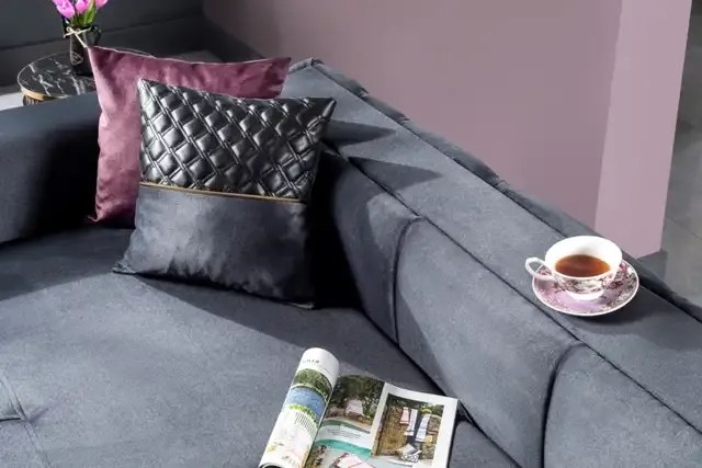 Canapea extensibila cu 3 locuri living – stofa gri, detalii aurii – Extra