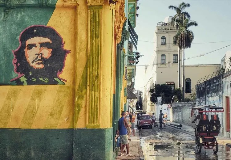 Grafitti En La Habana Vieja Fototapet, (104 x 70.5 cm)