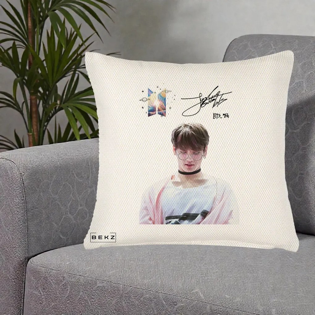 Perna Personalizata K-pop BTS Jungkook Portret cu Ochelari Autograf, 40x40 cm, Crem Reliefat, Husa Detasabila, Perna Inclusa, BEKZ®