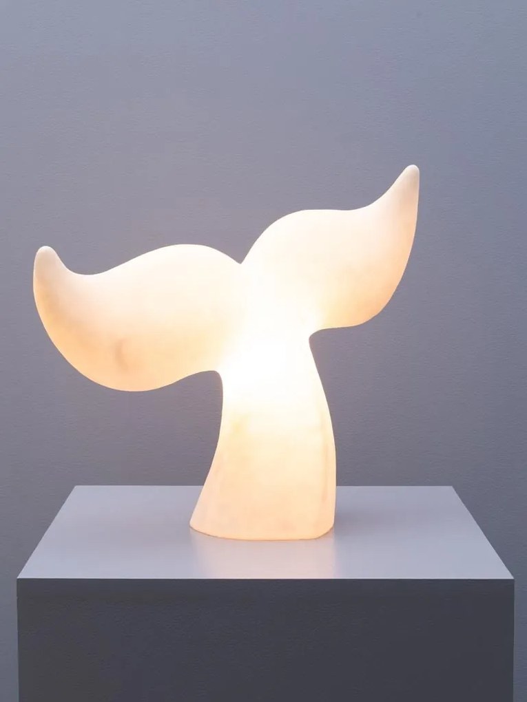 Lampă de masă din rășină și pulbere de piatră albă, formă de coadă de balenă, finisaj mat, 42×53×19 cm, „Fluke"