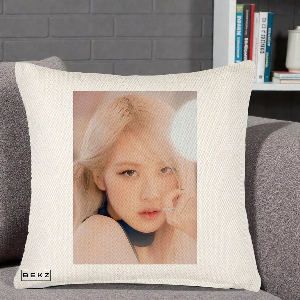 Perna Personalizata K-pop BLACKPINK Rose Blond cu Inel Roz Pastel, 40x40 cm, Crem Reliefat, Husa Detasabila, Perna Inclusa, BEKZ®