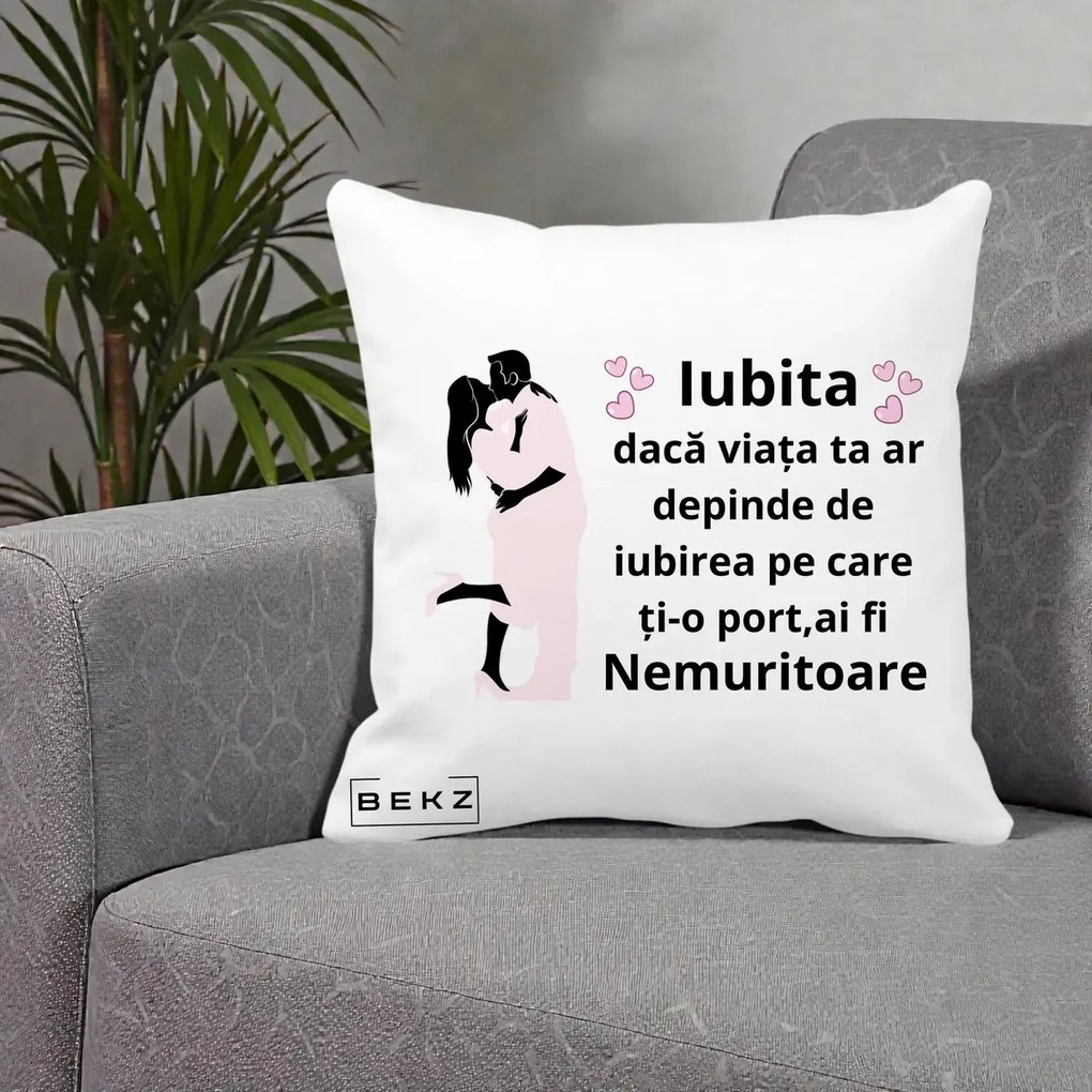 Cadou pentru Iubita - Perna Personalizata Iubita Nemuritoare cu Siluete de Cuplu, 40x40 cm, Alba Mata, Husa Detasabila, Perna Inclusa, BEKZ®