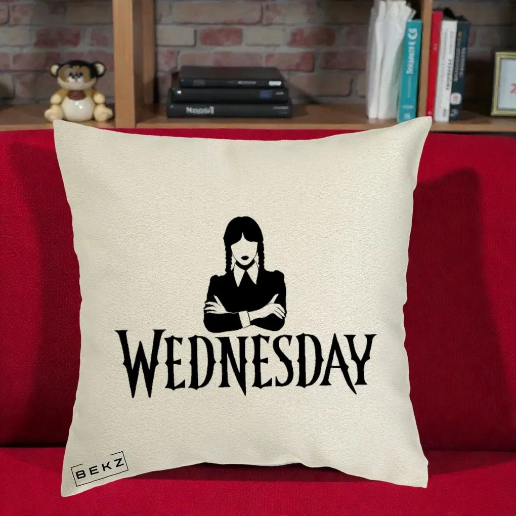 Perna Personalizata Wednesday Addams cu Brate Incrucisate, 40x40 cm, Ecru, Husa Detasabila, Perna Inclusa, BEKZ®