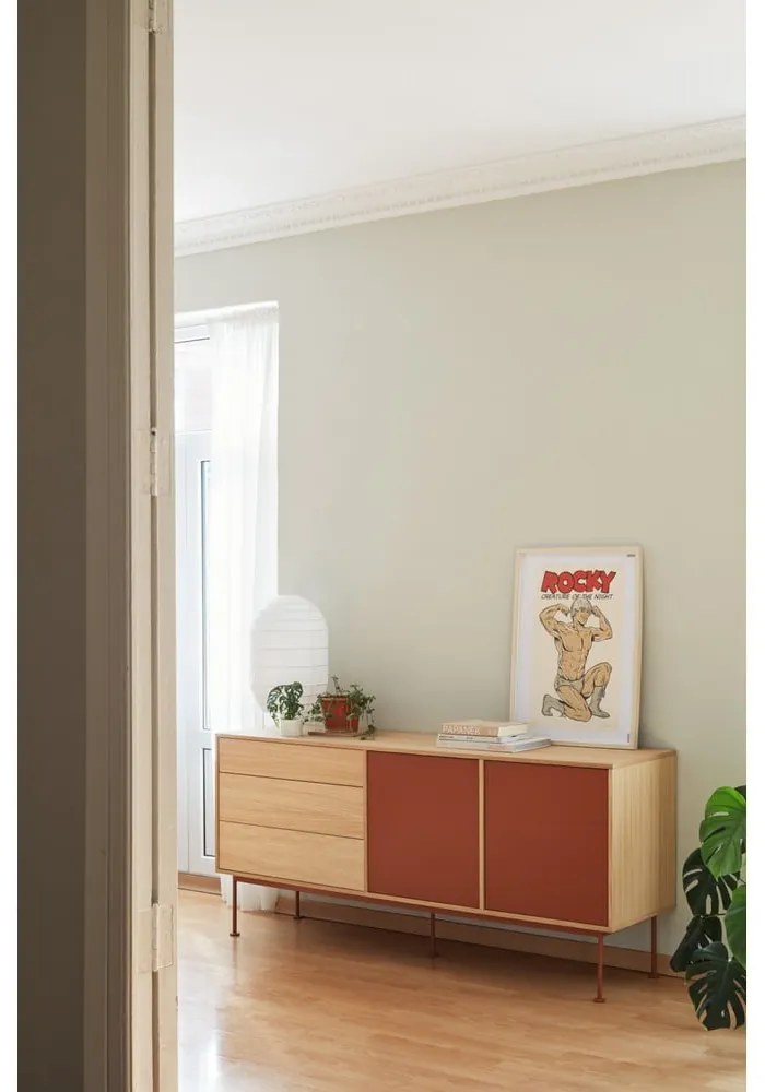 Comodă cu aspect de lemn de stejar Teulat Yoko, lățime 180 cm, roșu cărămiziu