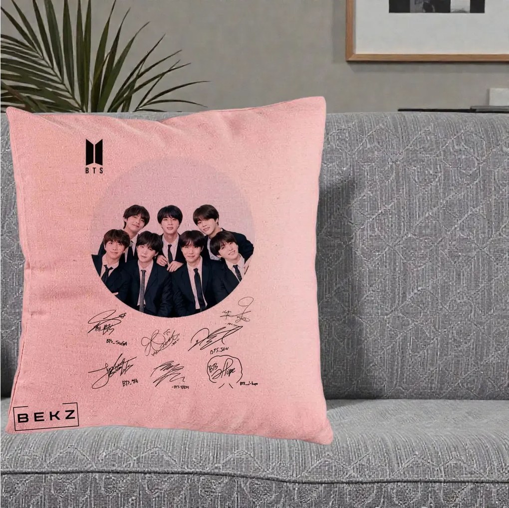 Perna Personalizata K-pop BTS Fotografie Grup Costum Negru si Autografe Cerc, 40x40 cm, Roz, Husa Detasabila, Perna Inclusa, BEKZ®