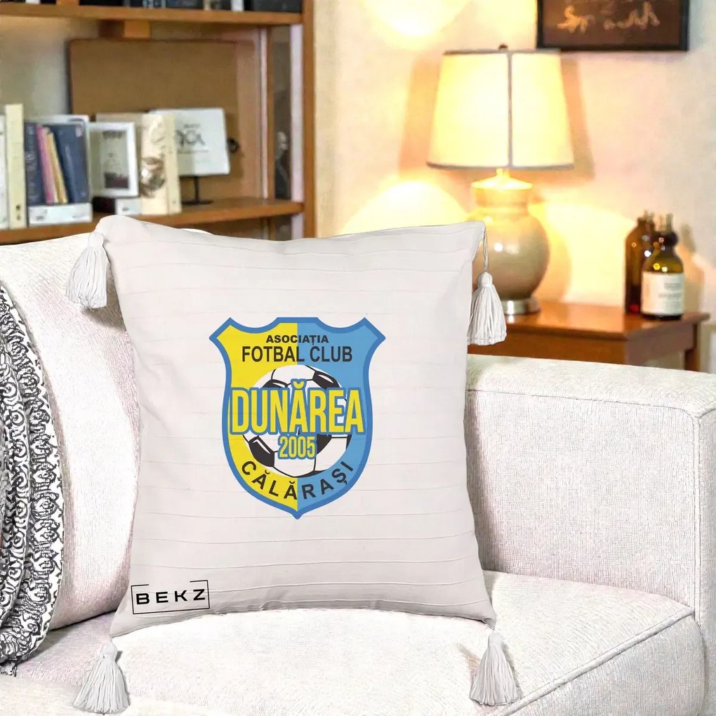 Perna Personalizata AFC Dunarea Calarasi 2005 Fotbal, 40x40 cm, Bej cu Franjuri, Husa Detasabila, Perna Inclusa, BEKZ®