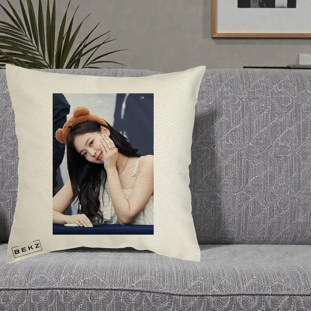 Perna Personalizata K-pop BLACKPINK Jennie Cute cu Diadema Ursulet, 40x40 cm, Ecru, Husa Detasabila, Perna Inclusa, BEKZ®