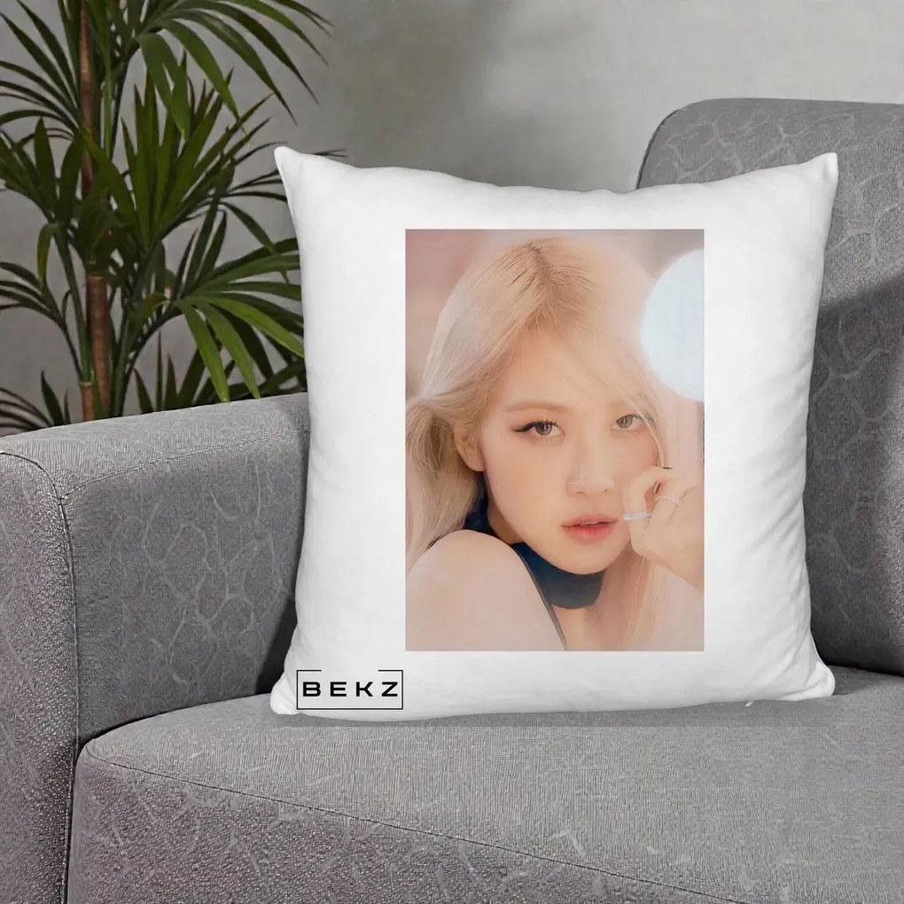 Perna Personalizata K-pop BLACKPINK Rose Blond cu Inel Roz Pastel, 40x40 cm, Alb Pufos, Husa Detasabila, Perna Inclusa, BEKZ®