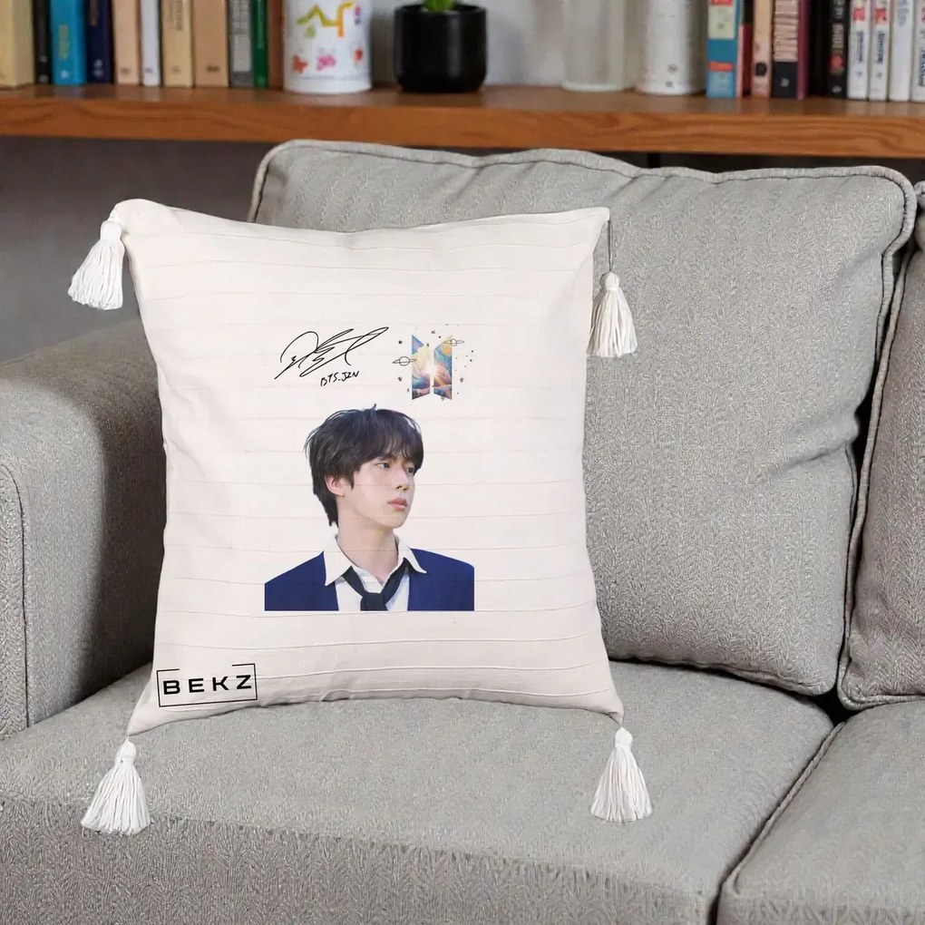 Perna Personalizata K-pop BTS Jin Portret Tinuta Albastra Autograf, 40x40 cm, Bej cu Franjuri, Husa Detasabila, Perna Inclusa, BEKZ®