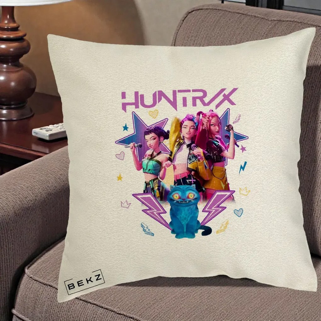 Perna Personalizata K-pop HUNTRX Trio 3D cu Pisica Fulgere, 40x40 cm, Ecru, Husa Detasabila, Perna Inclusa, BEKZ®