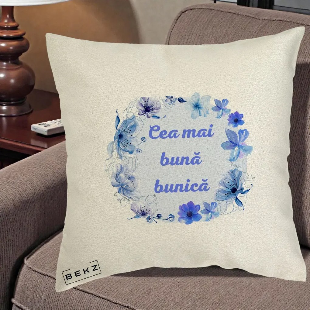 Cadou pentru Bunica - Perna Personalizata Cea Mai Buna Bunica Coronita Flori Albastre Acuarela, 40x40 cm, Ecru, Husa Detasabila, Perna Inclusa, BEKZ®