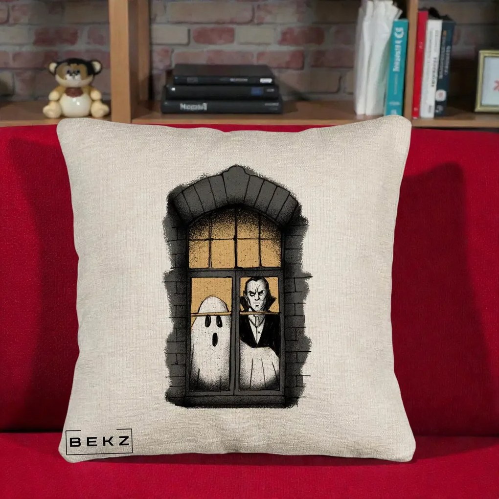 Perna Decorativa Halloween Fantoma si Dracula la Fereastra, 40x40 cm, Bej Canapea, Husa Detasabila, Perna Inclusa, BEKZ®