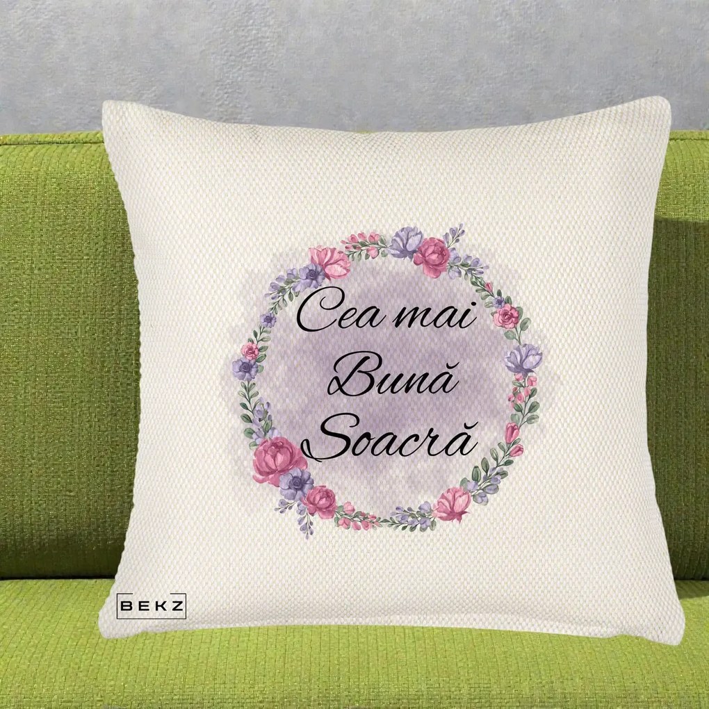 Cadou pentru Soacra - Perna Personalizata Cea mai Buna Soacra cu Coronita Flori Roz si Mov, 40x40 cm, Crem Reliefat, Husa Detasabila, Perna Inclusa, BEKZ®