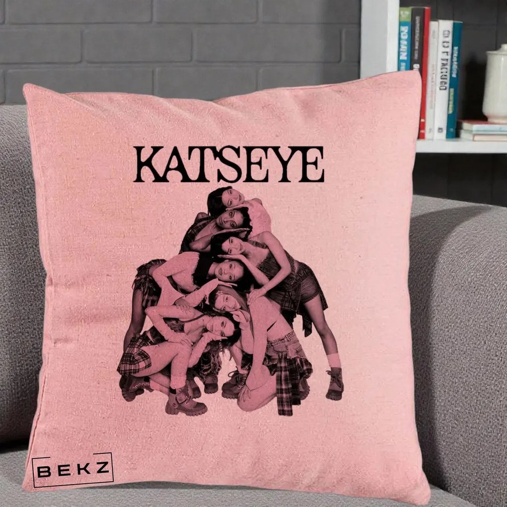 Perna Personalizata K-pop KATSEYE Foto Roz Vintage, 40x40 cm, Roz, Husa Detasabila, Perna Inclusa, BEKZ®